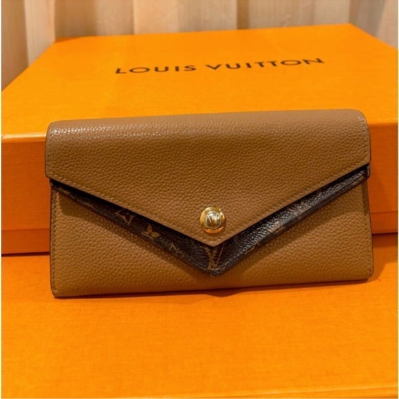 Authentic Louis Vuitton Double V Wallet - Picture 3 of 13